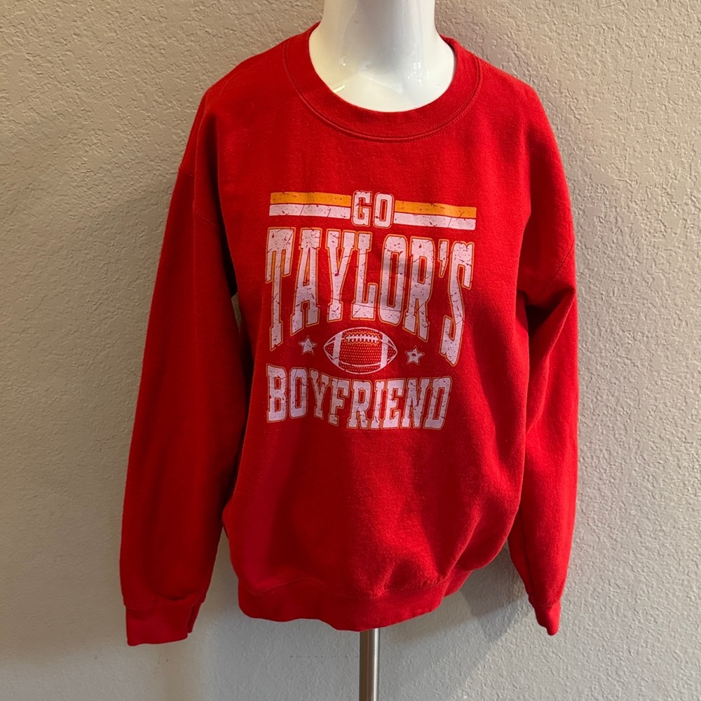 Gildan Travis Kelce size small women’s
Red Men's Sweater
